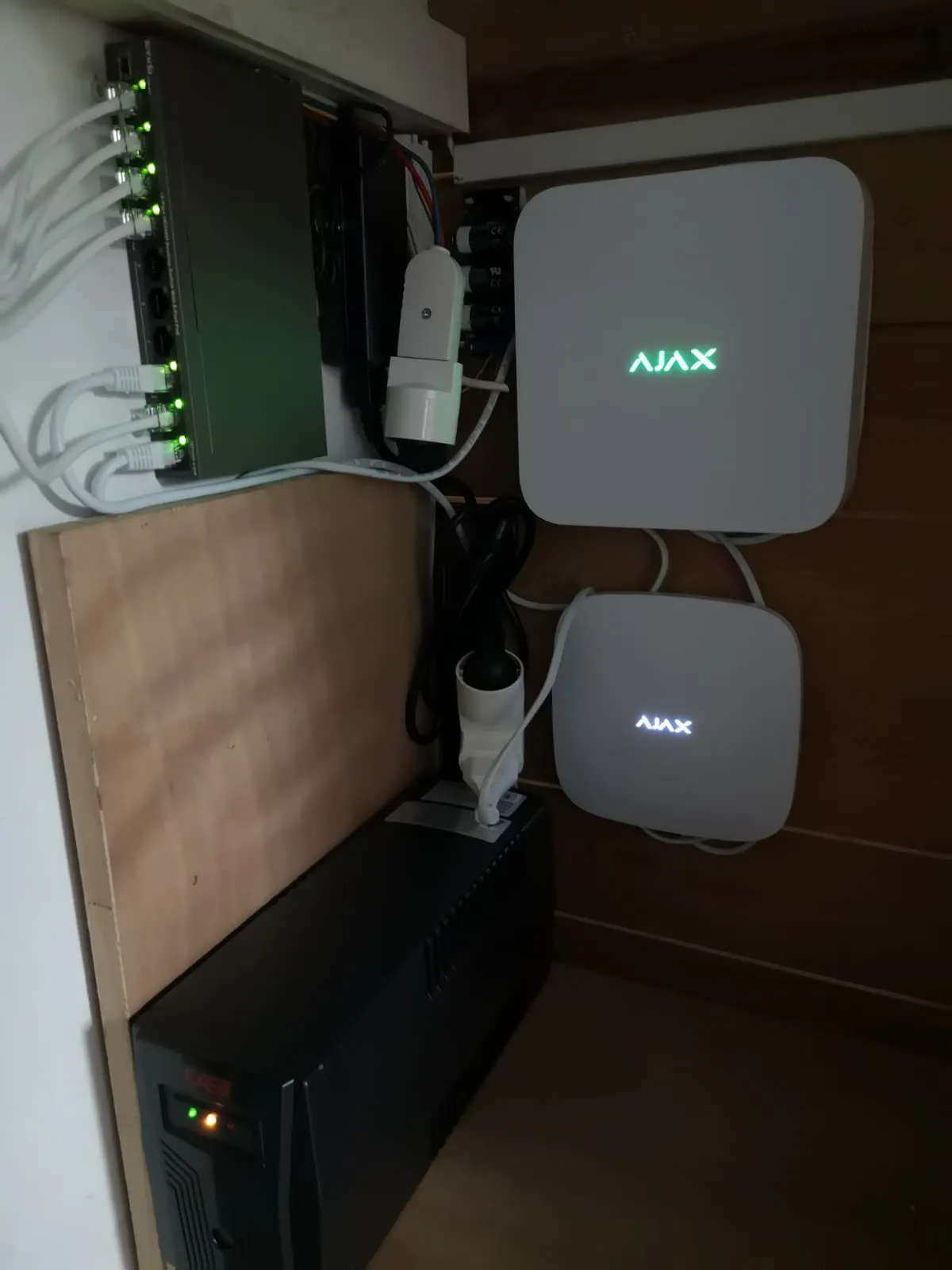 Hub Ajax con switch PoE e UPS in armadio tecnico