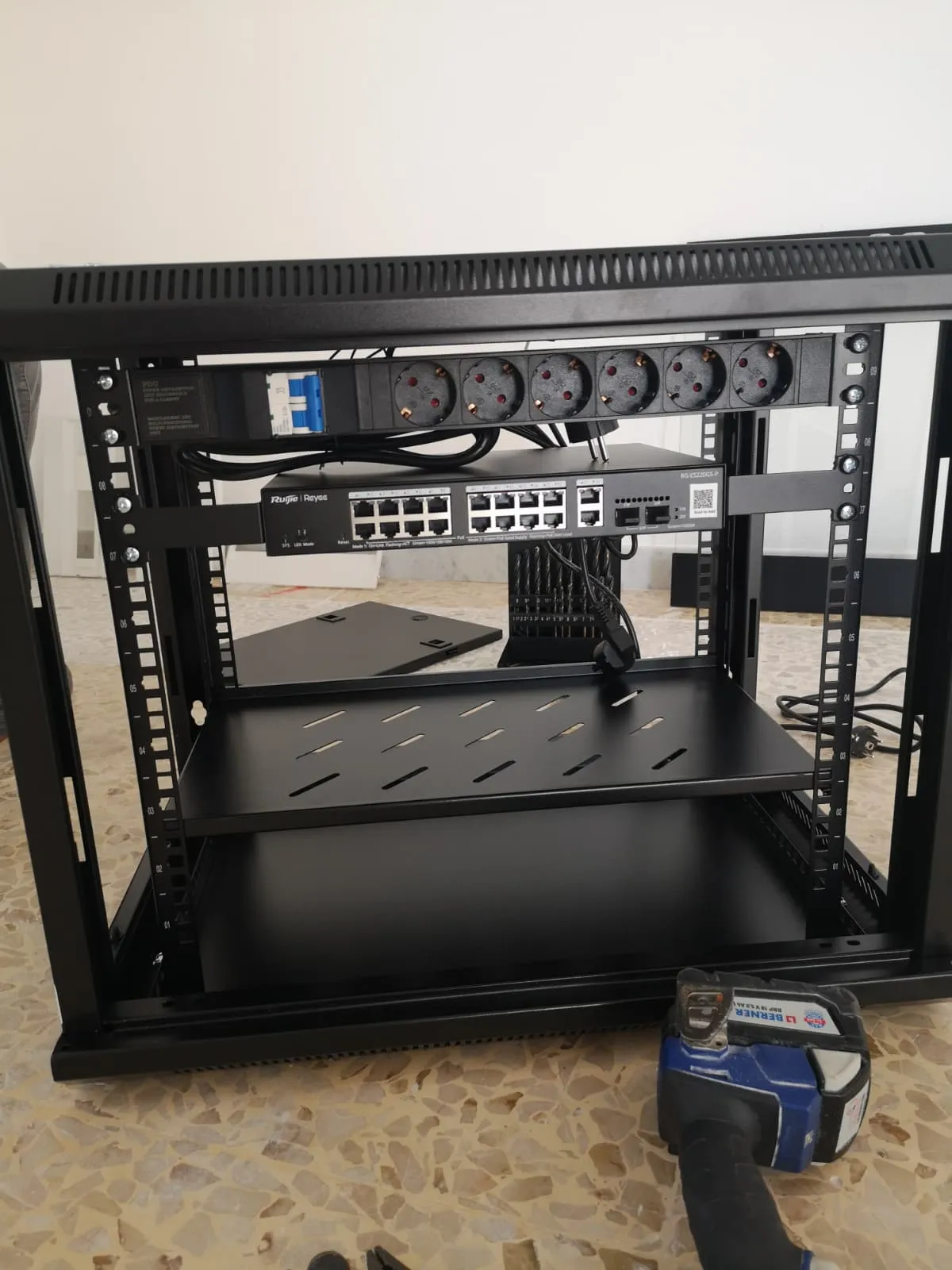 Armadio rack 19'' con switch Ruijie e PDU