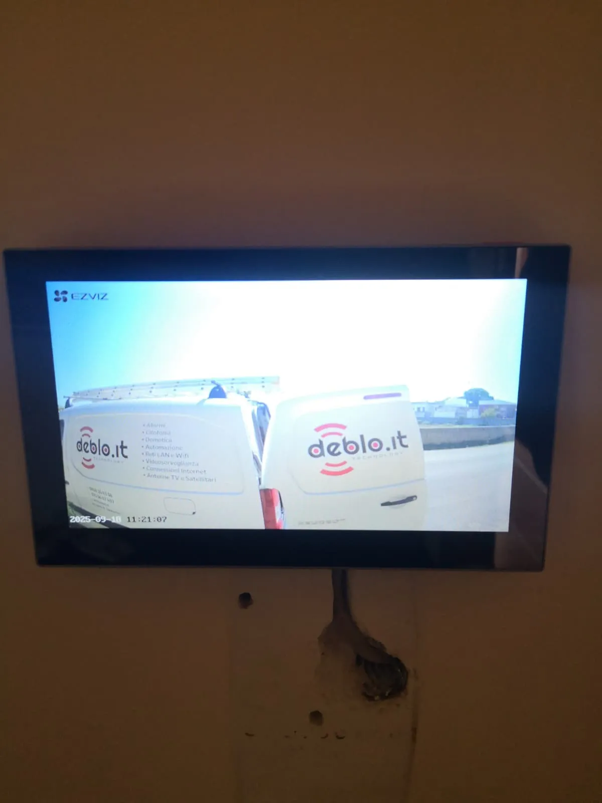 Monitor con feed live videosorveglianza Ezviz