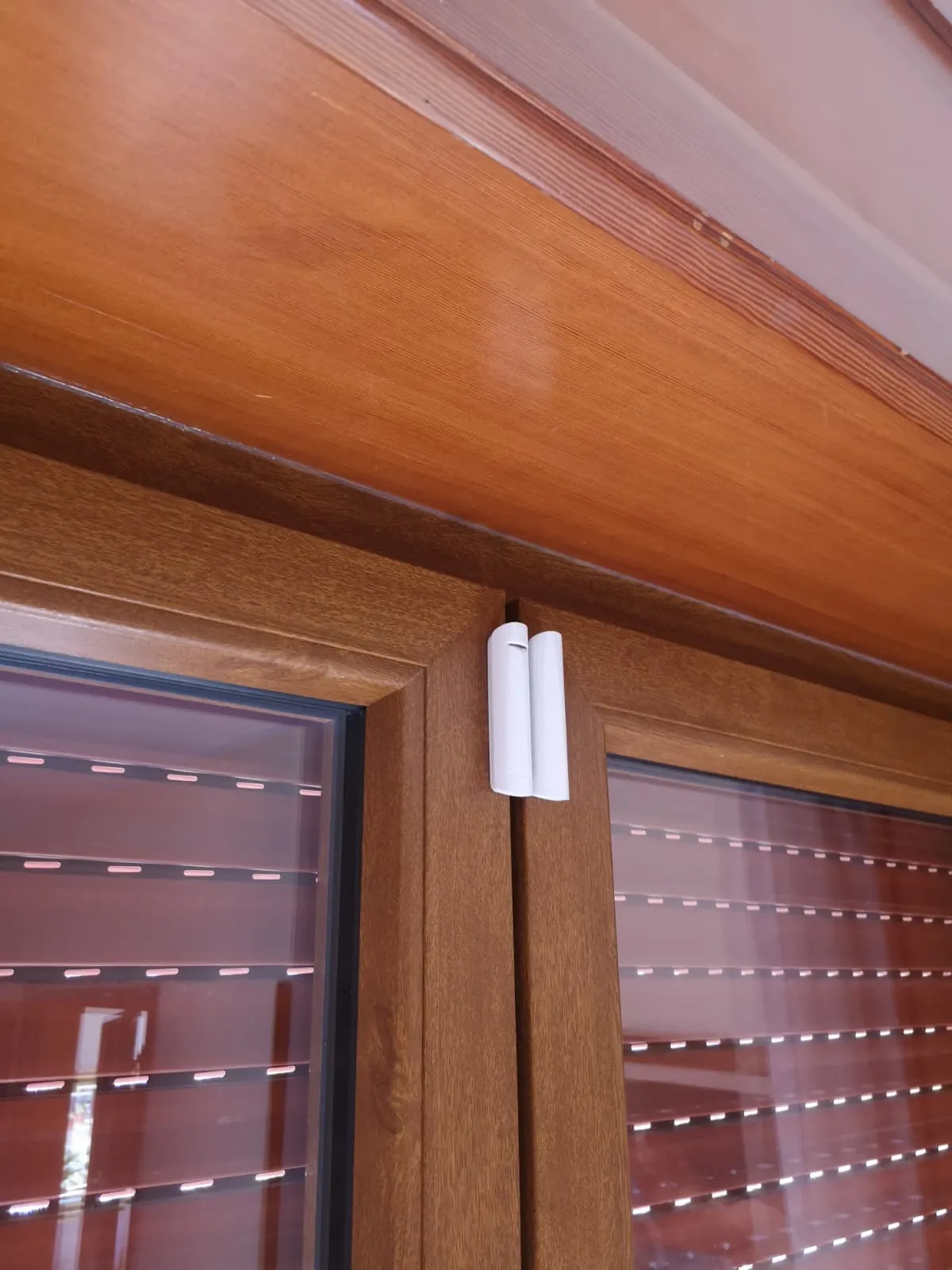 Sensore Ajax DoorProtect su infisso in legno