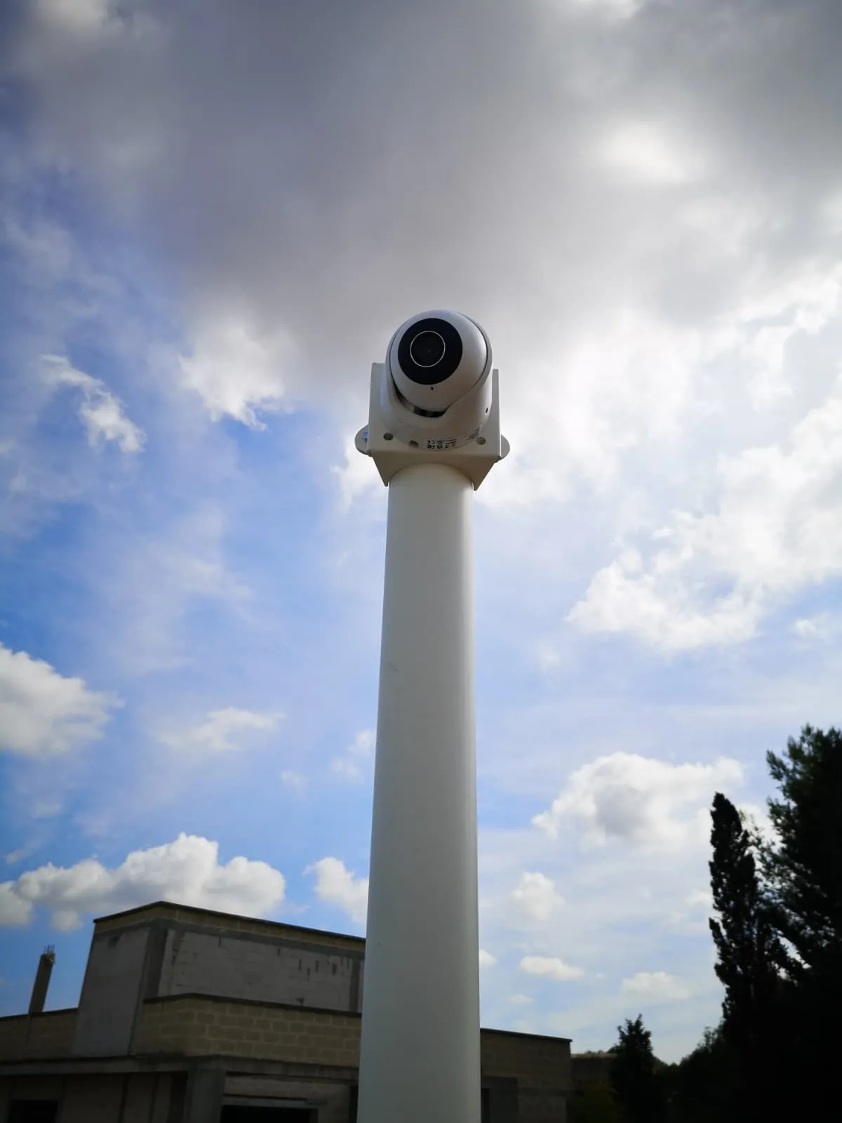 Telecamera dome IP installata su palo